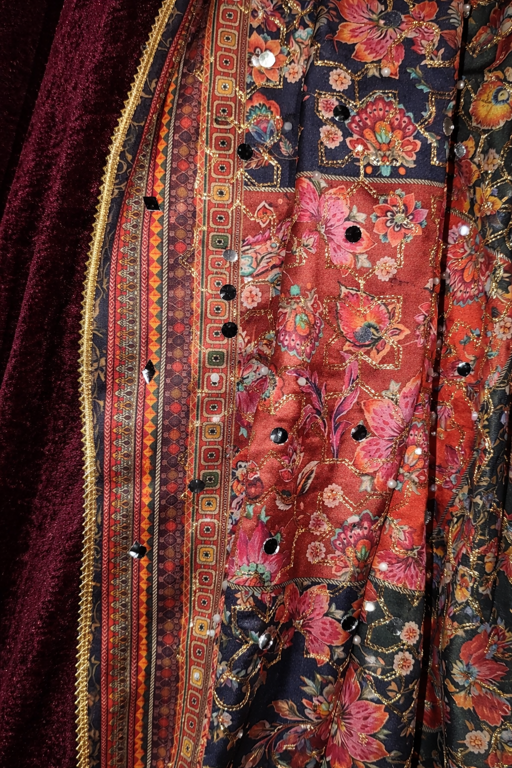 Silk Dupatta with Mirror Work – Elegant Asian Women’s Wear